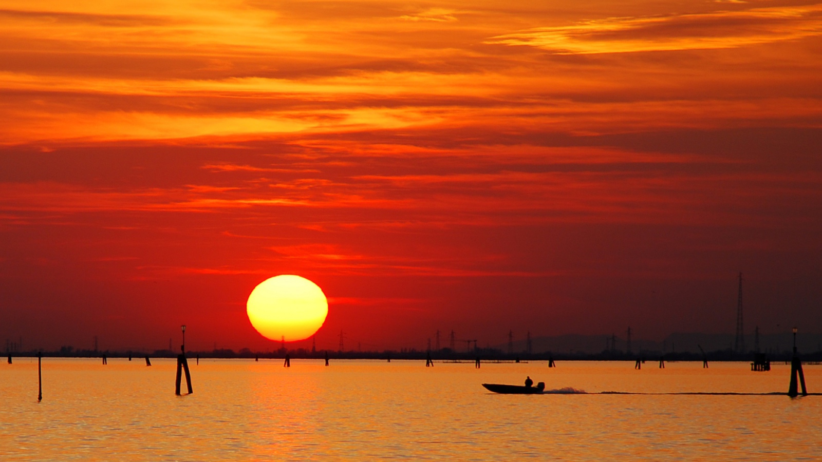 Закат над пляжем на курорте Лидо ди Езоло, Италия