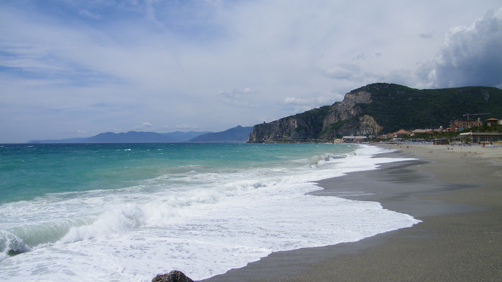 Пляж на курорте Финале Лигуре, Италия