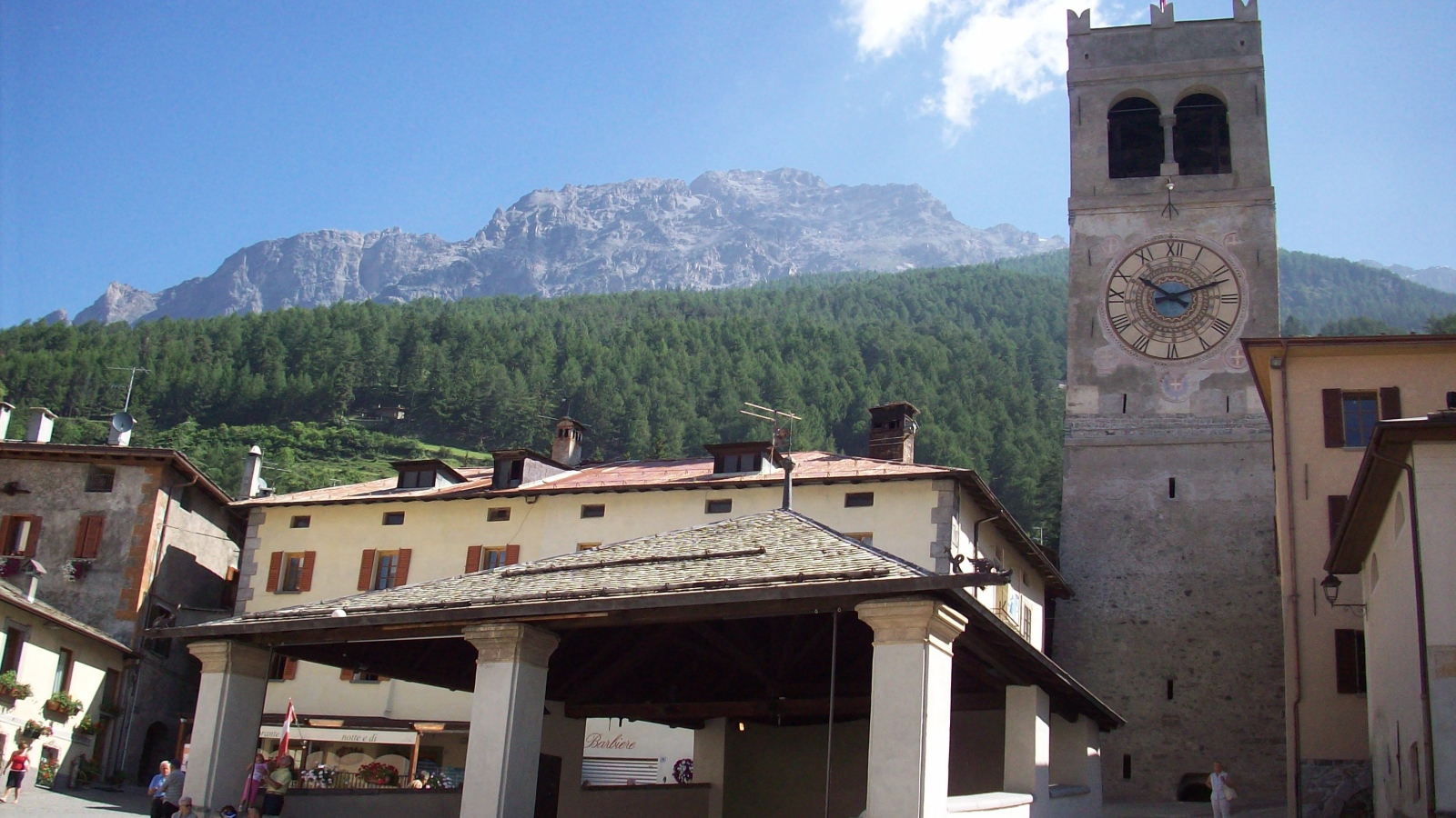 Башня с часами на курорте в Бормио, Италия