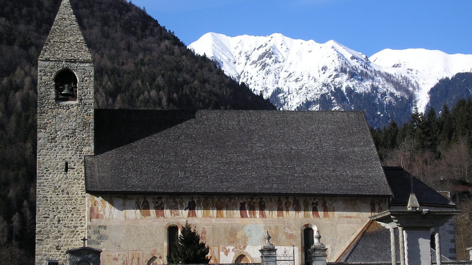Старинная церковь на горнолыжном курорте Мадонна ди Кампильо, Италия