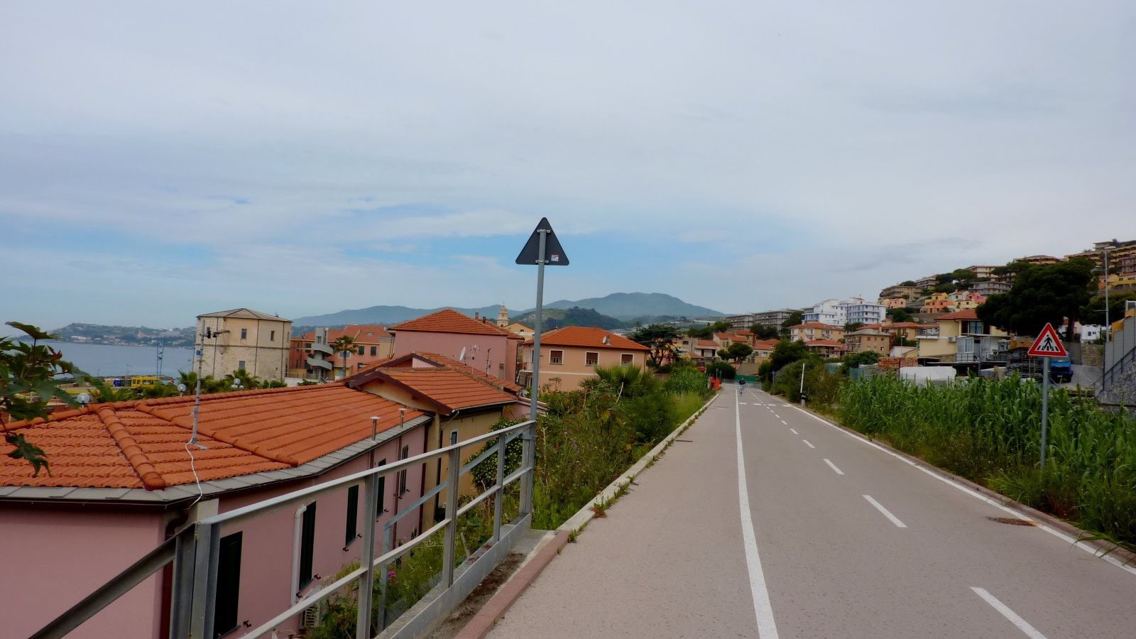 Дорога на побережье в Санто Стефано аль Маре, Италия