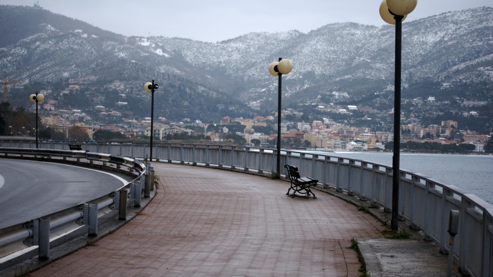 Дорога на побережье на курорте Споторно, Италия