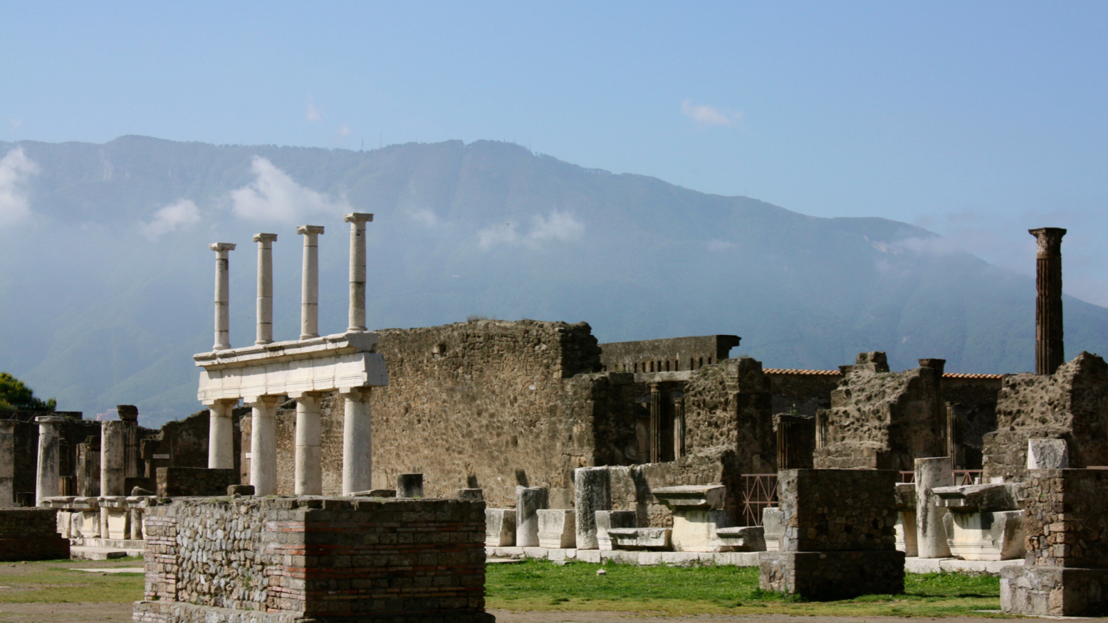 Руины Помпей на фоне гор, Италия