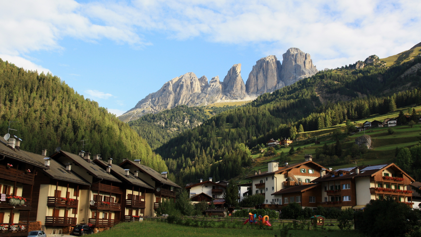 Городские дома на горнолыжном курорте Валь-Ди-Фасса, Италия