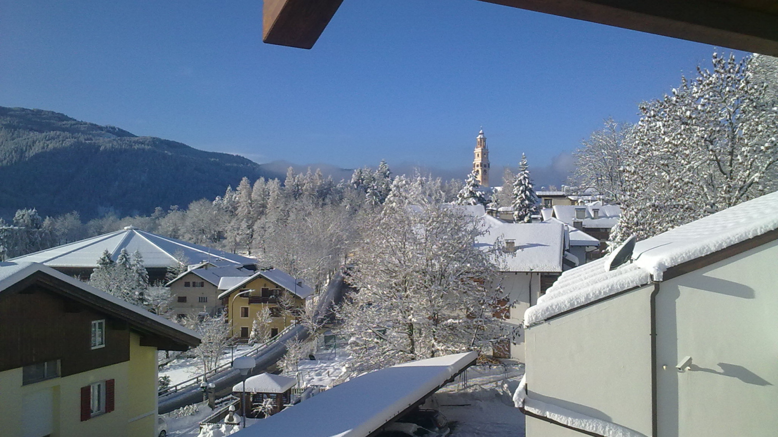 Вид с балкона на горнолыжном курорте Мадонна ди Кампильо, Италия