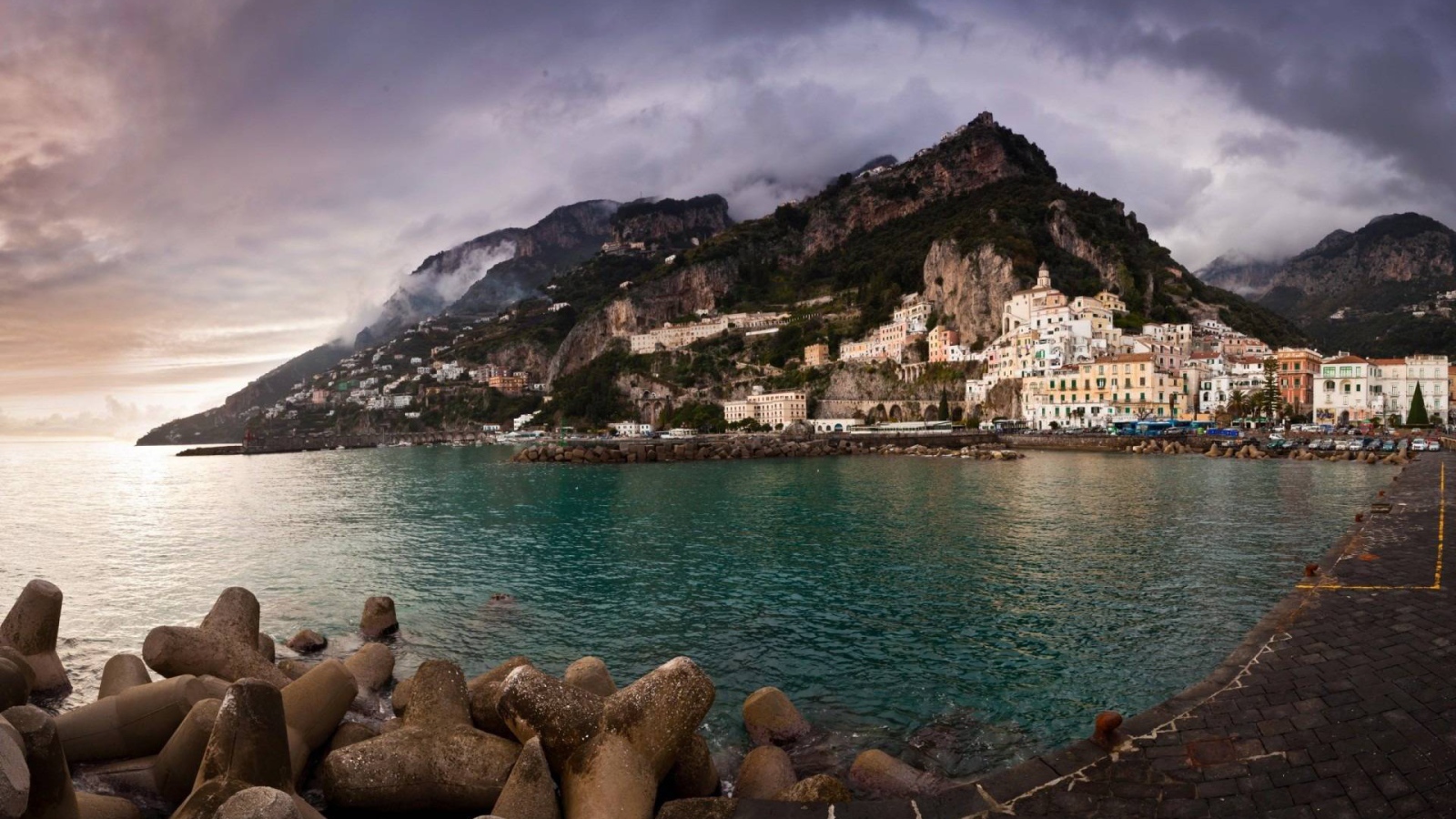 Вид с набережной на город на курорте Позитано, Италия