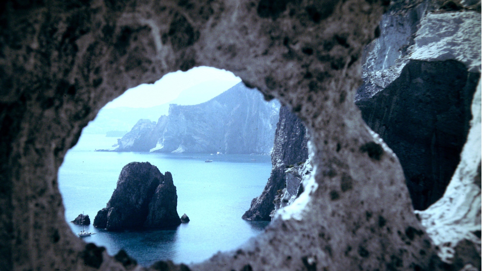 Вид на бухту сквозь скалы на острове Понца, Италия