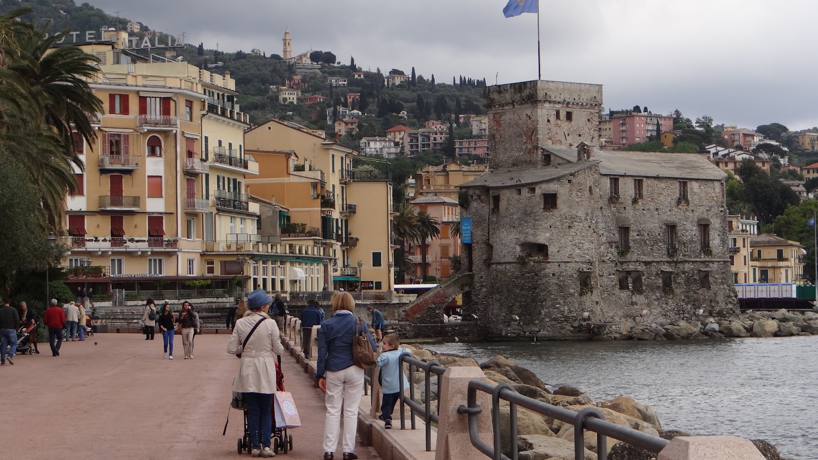 Прогулка по набережной на курорте Рапалло, Италия