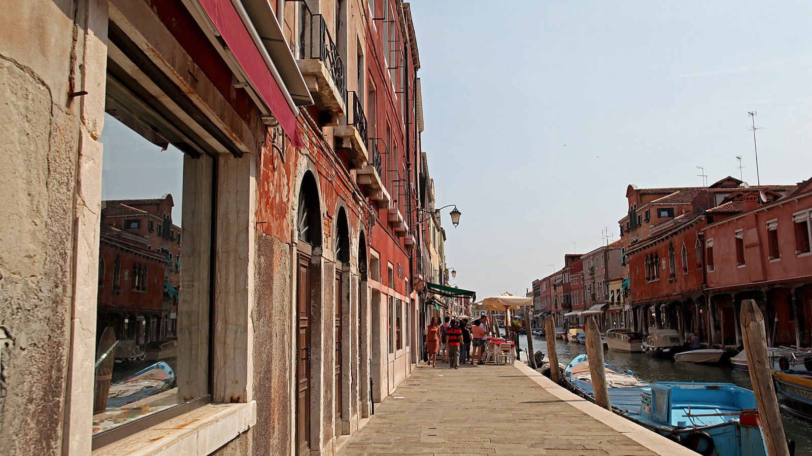 Прогулка по набережной на острове Мурано, Италия