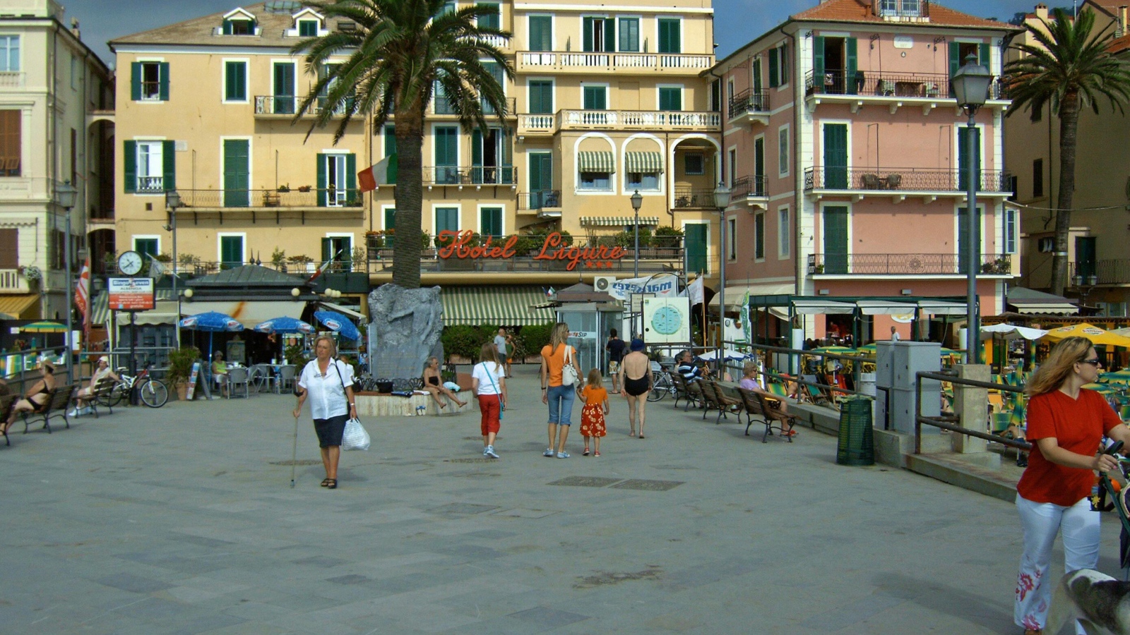 Прогулка на набережной на курорте Алассио, Италия