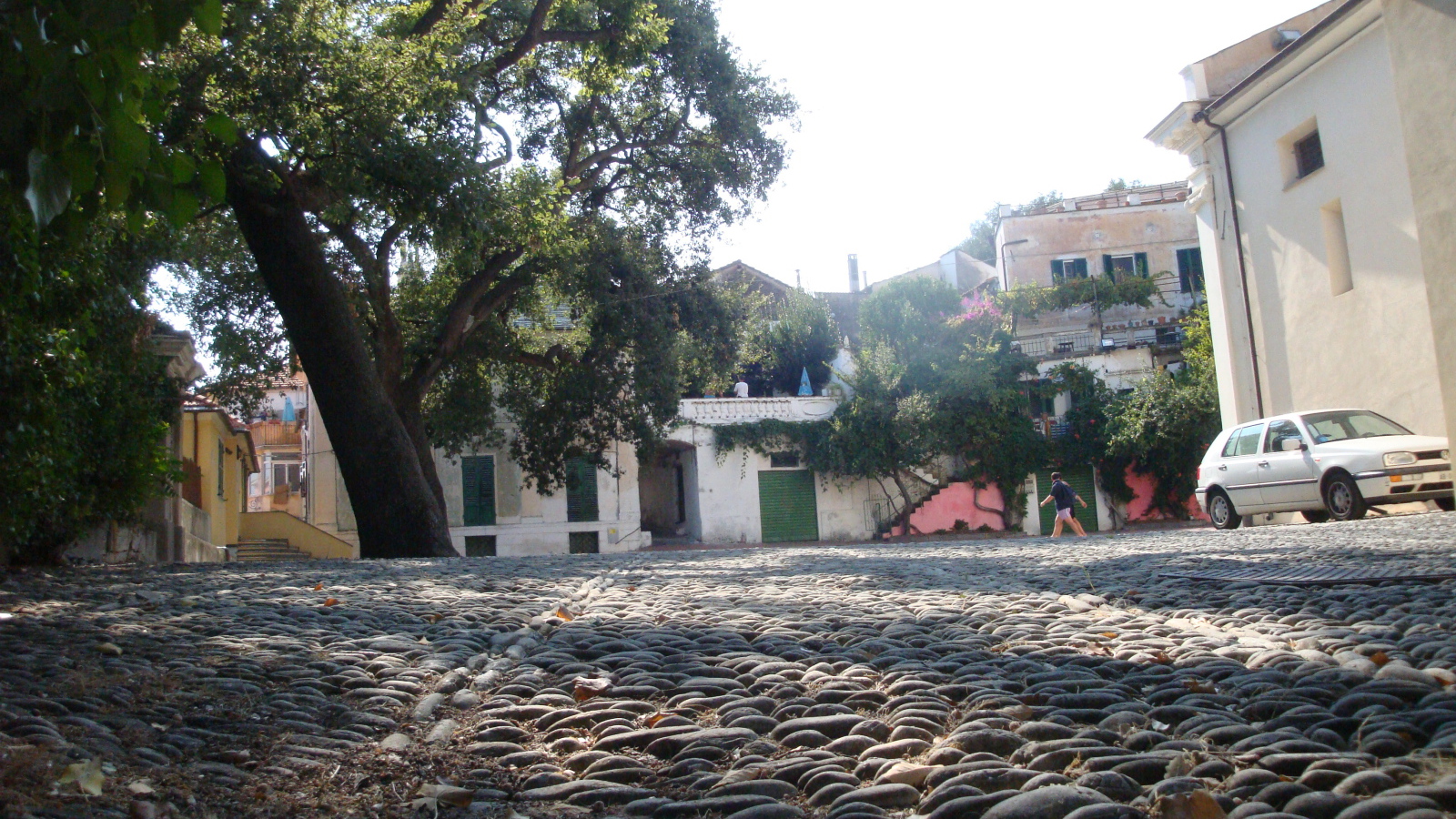 Прогулка по улице на курорте Сан Бартоломео Аль Маре, Италия