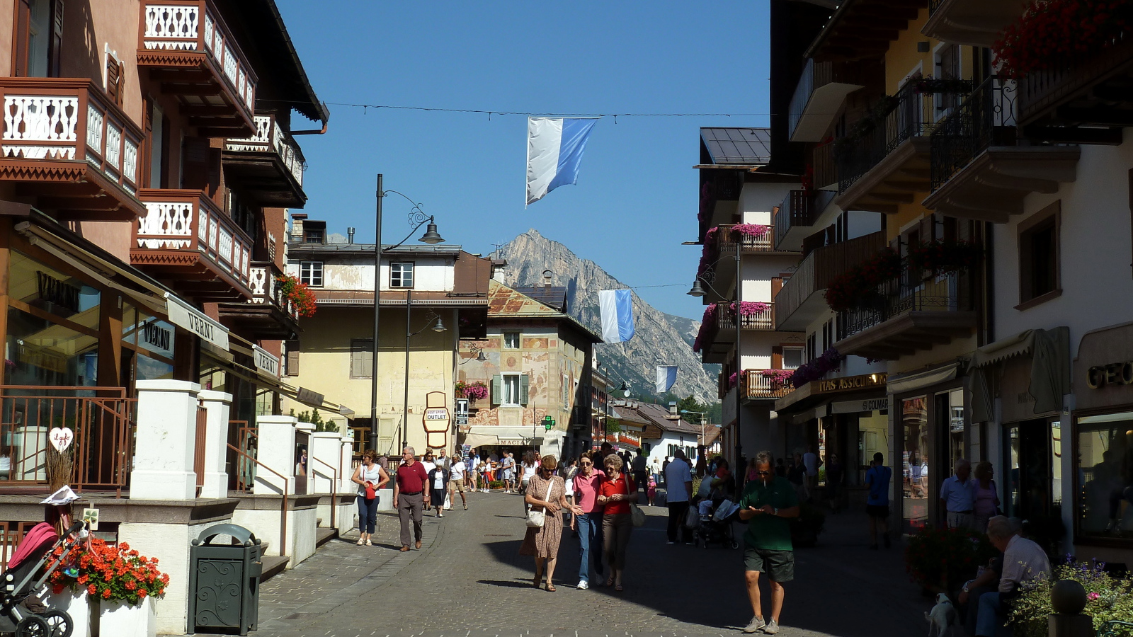 Прогулка по городу на горнолыжном курорте Кортина д'Ампеццо, Италия