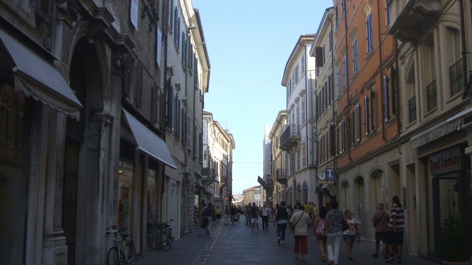 Прогулка по узким улочкам на курорте в Римини, Италия