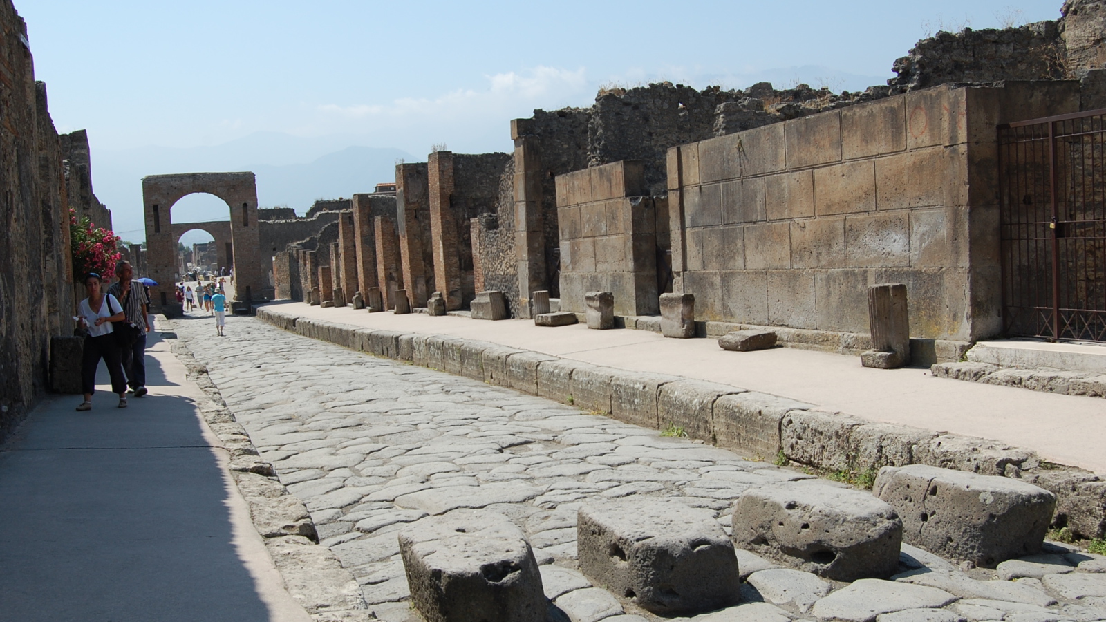 Прогулка по улицам в Помпеях, Италия