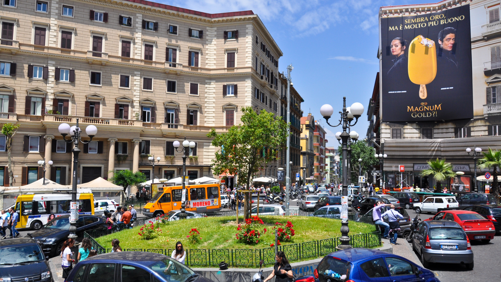 Прогулка по улицам города в Неаполе, Италия