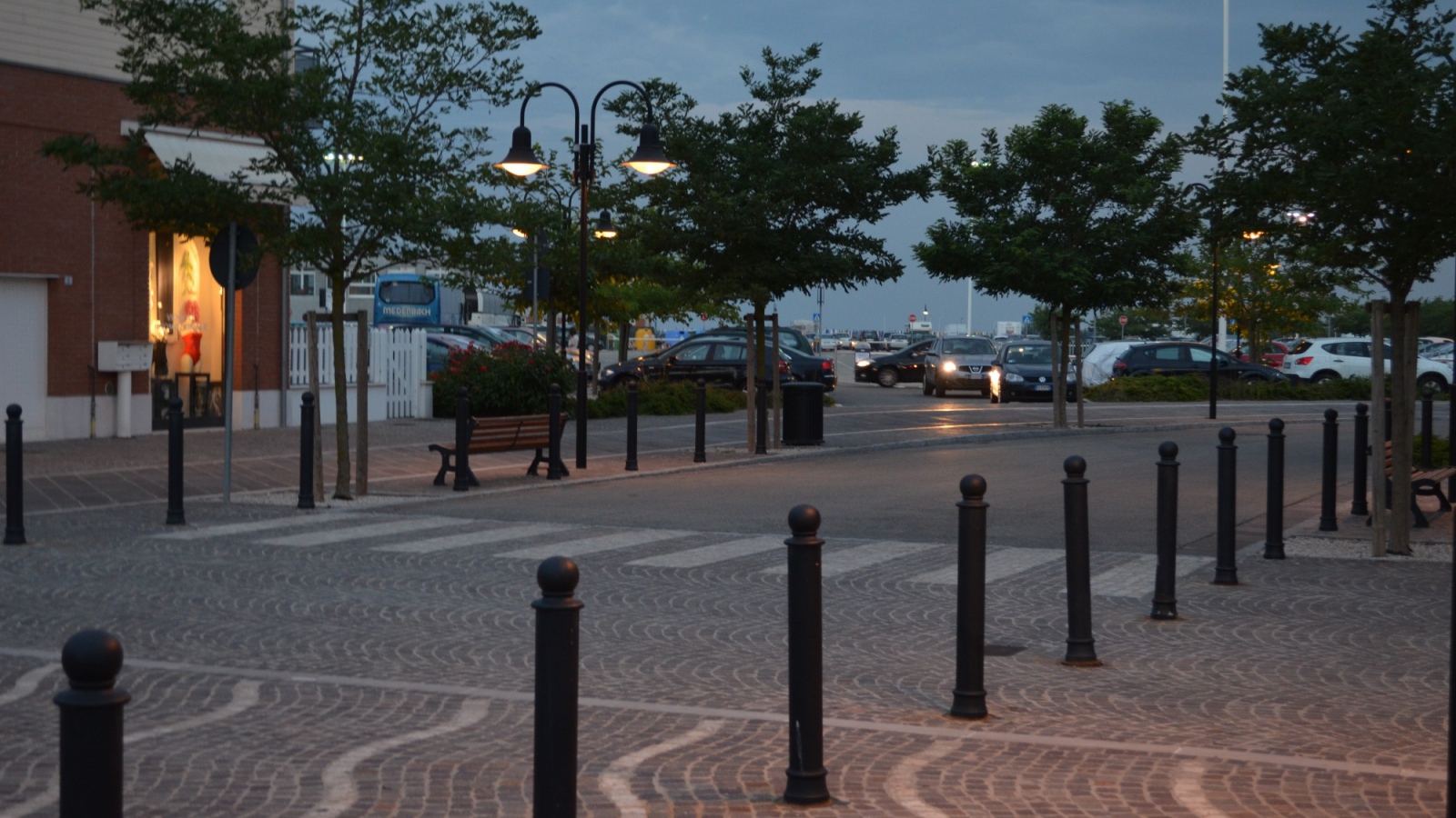 Прогулка по вечерним улицам на курорте в Римини, Италия