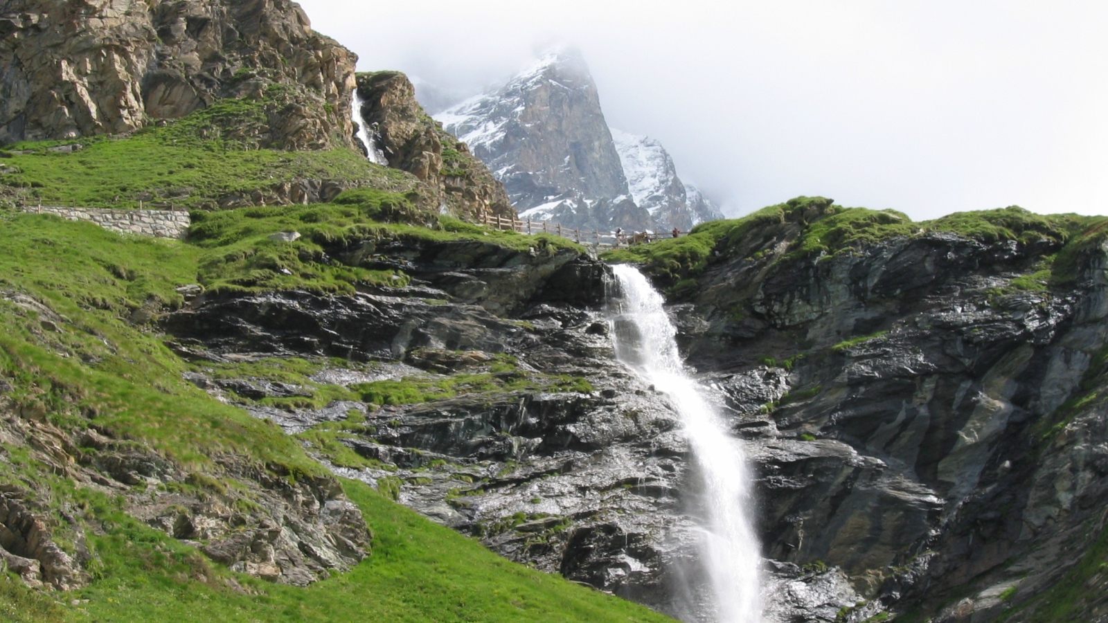 Водопад на горнолыжном курорте Червиния, Италия