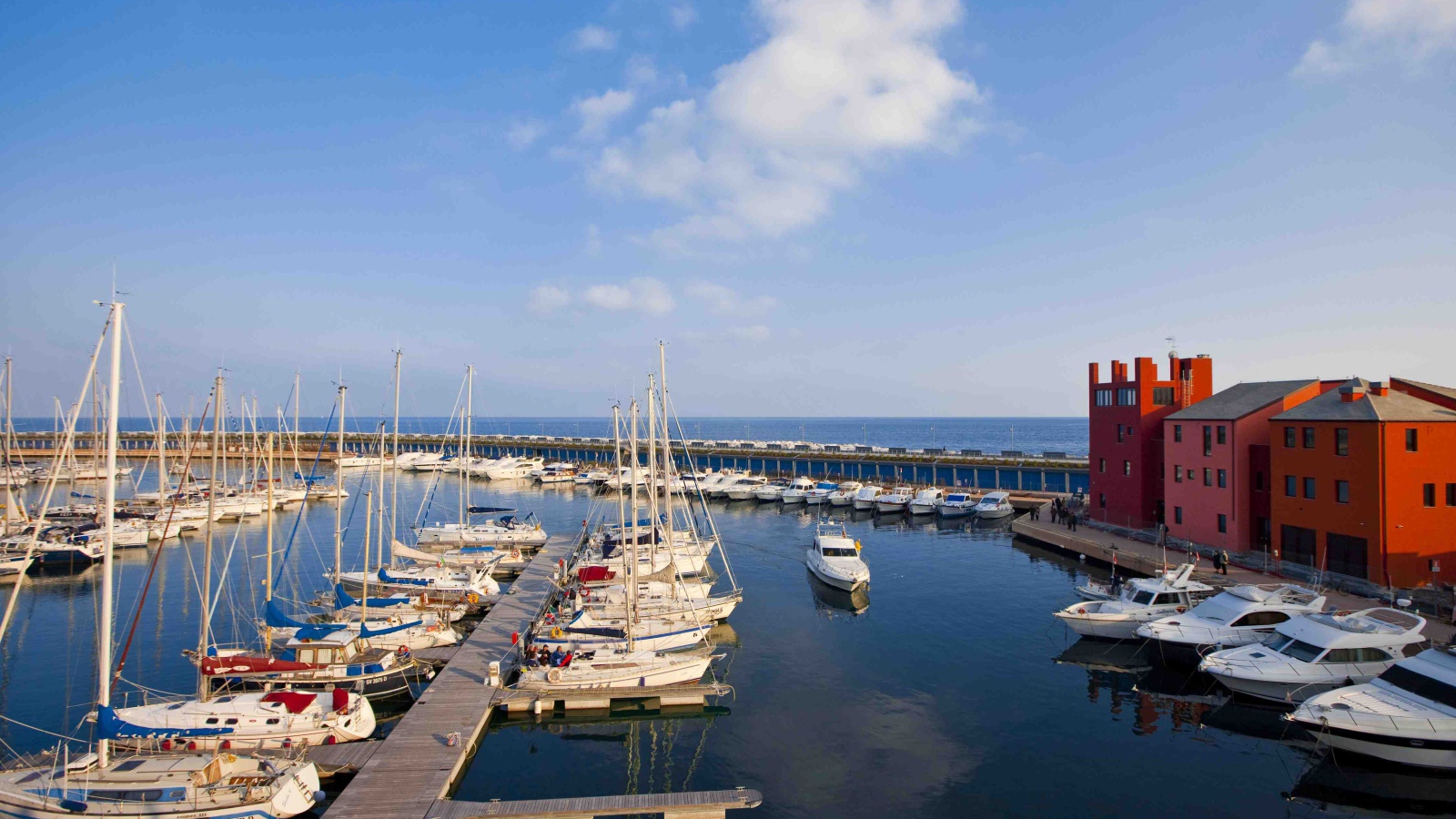 Яхты в порту в Лоано, Италия