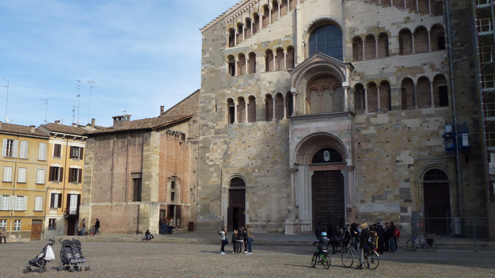 Соборная площадь в Парме, Италия