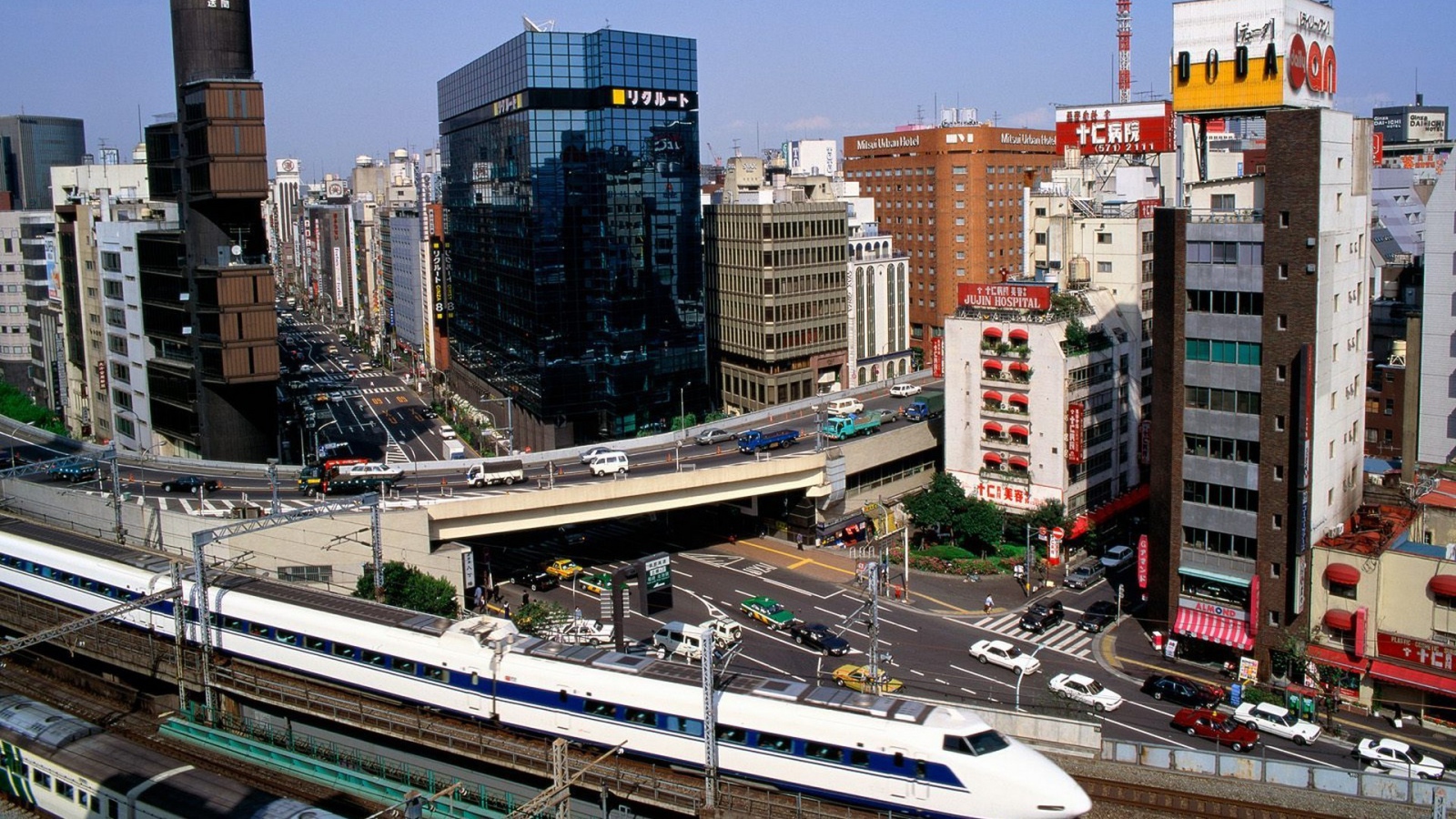 Черное здание в Токио