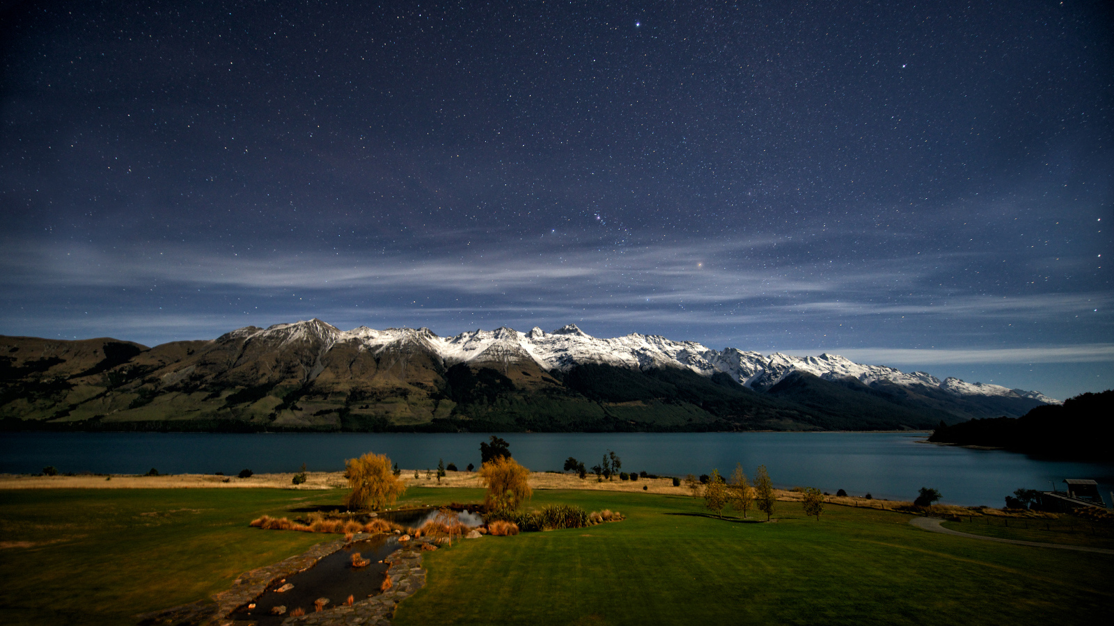 Ночная фотография озера Вакатипу, Новая Зеландия