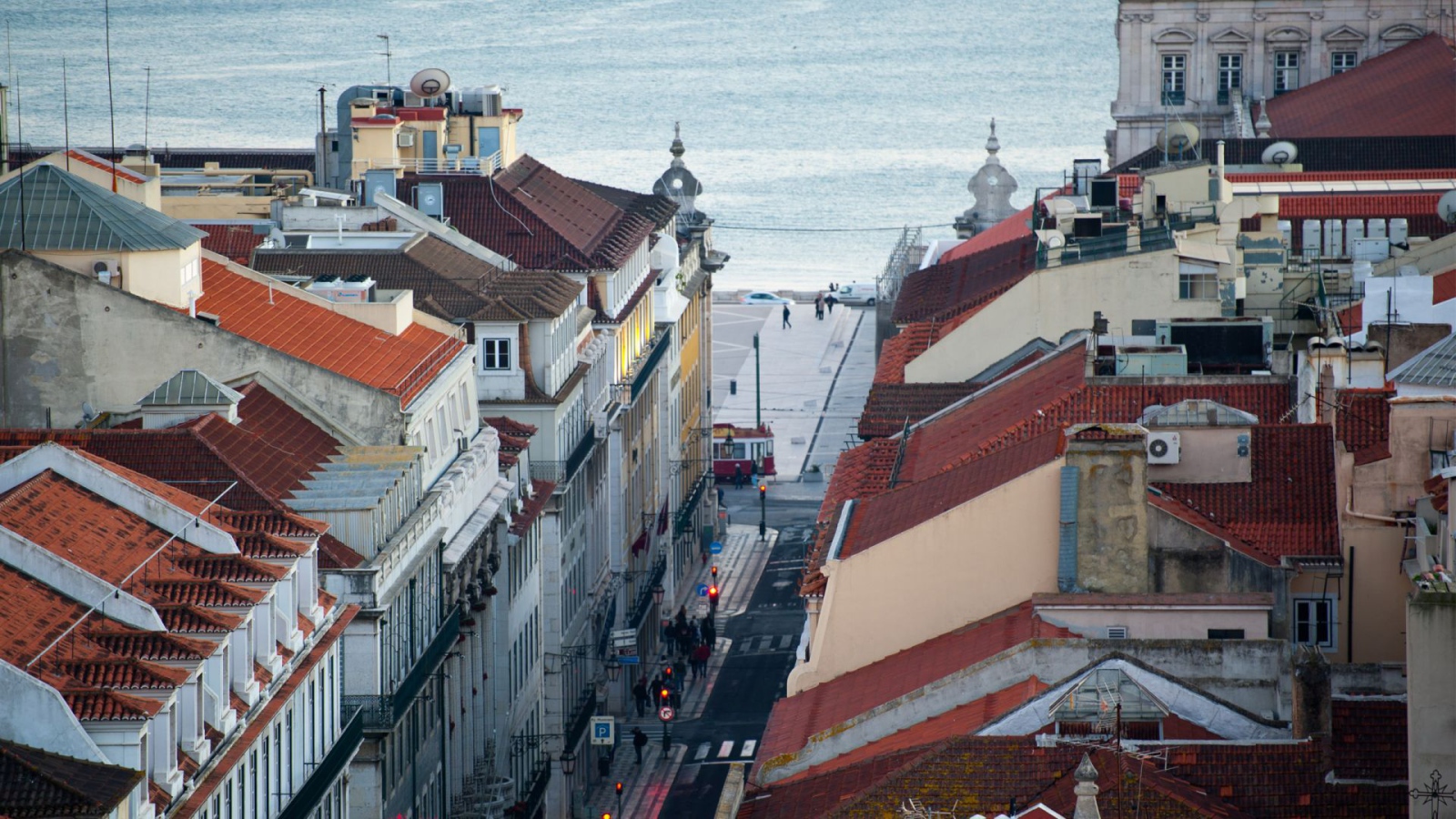Улица у набережной в Лиссабоне