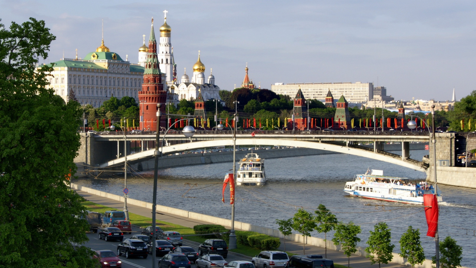 Катера у Кремля