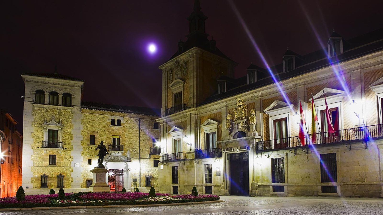 Памятник на площади в Мадриде