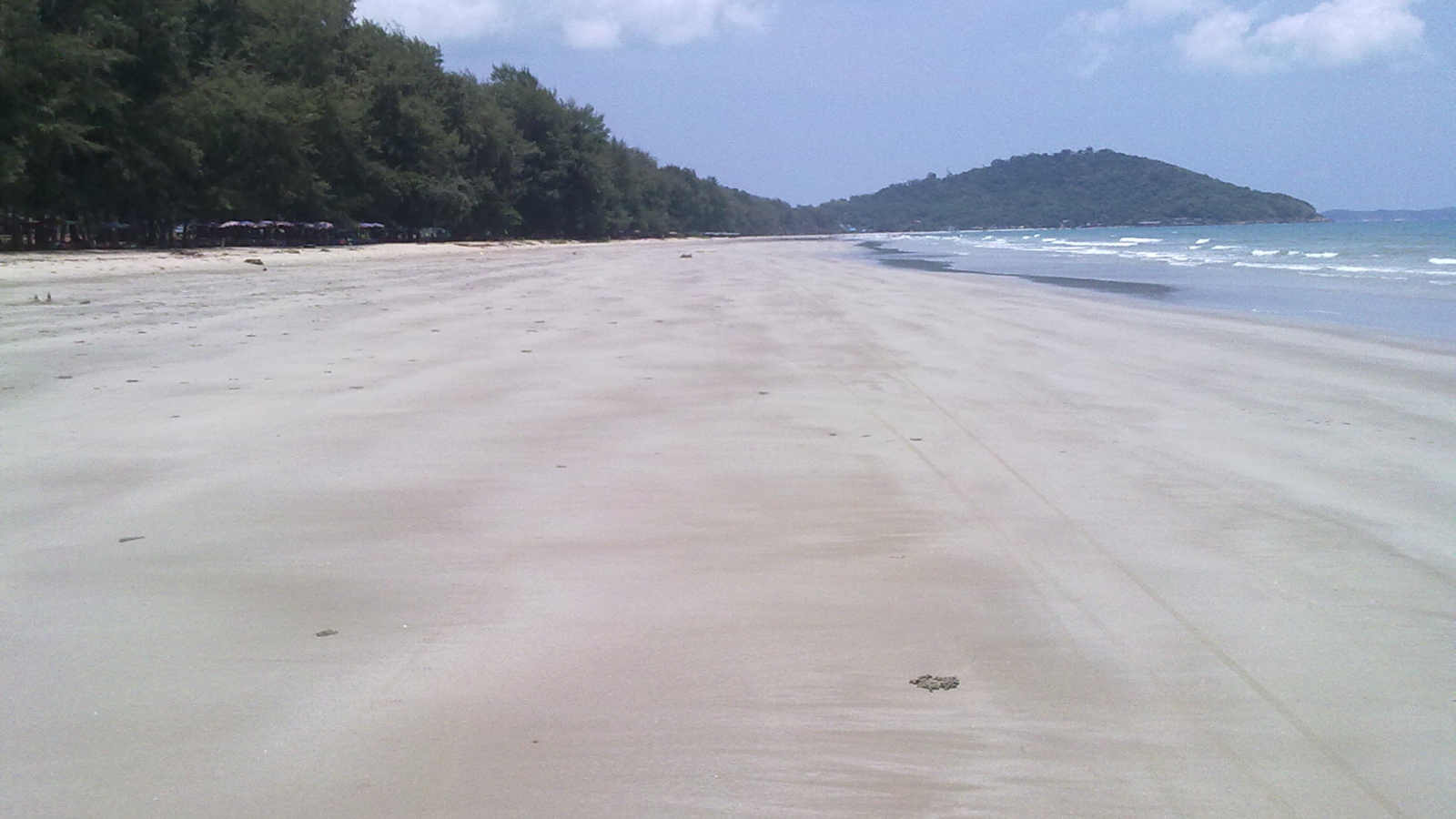 Осенний отдых на пляже на курорте Районг, Таиланд