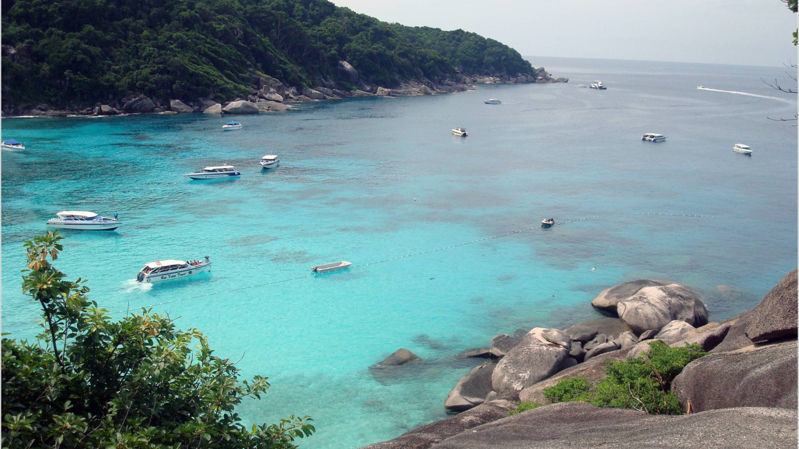 Залив на курорте острова Ко Лан, Таиланд