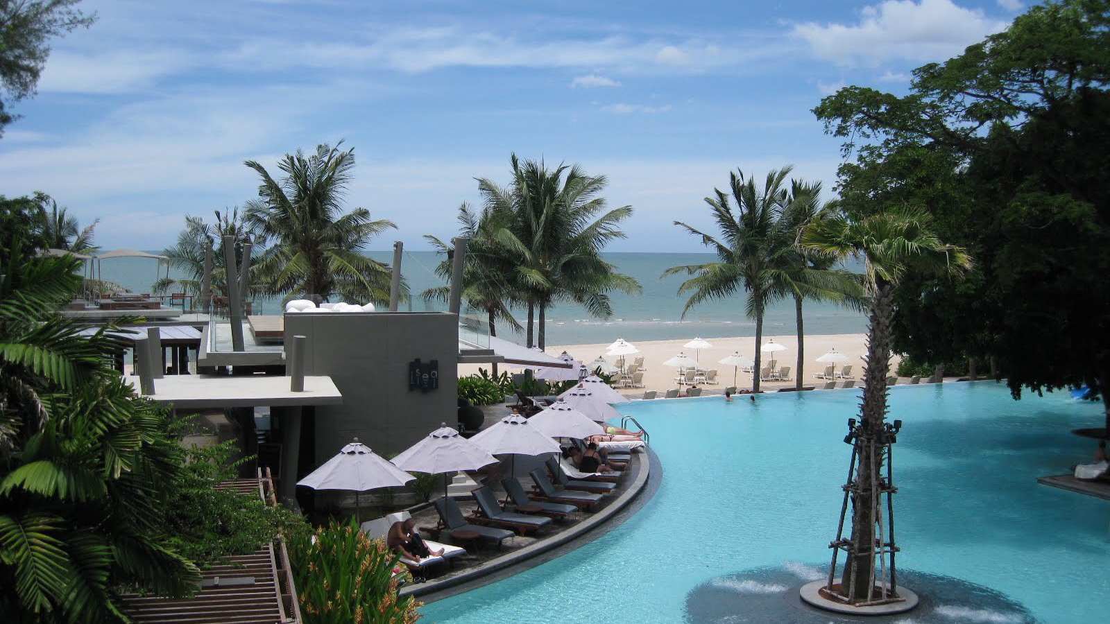 Отдых на побережье на курорте Ча Ам, Таиланд