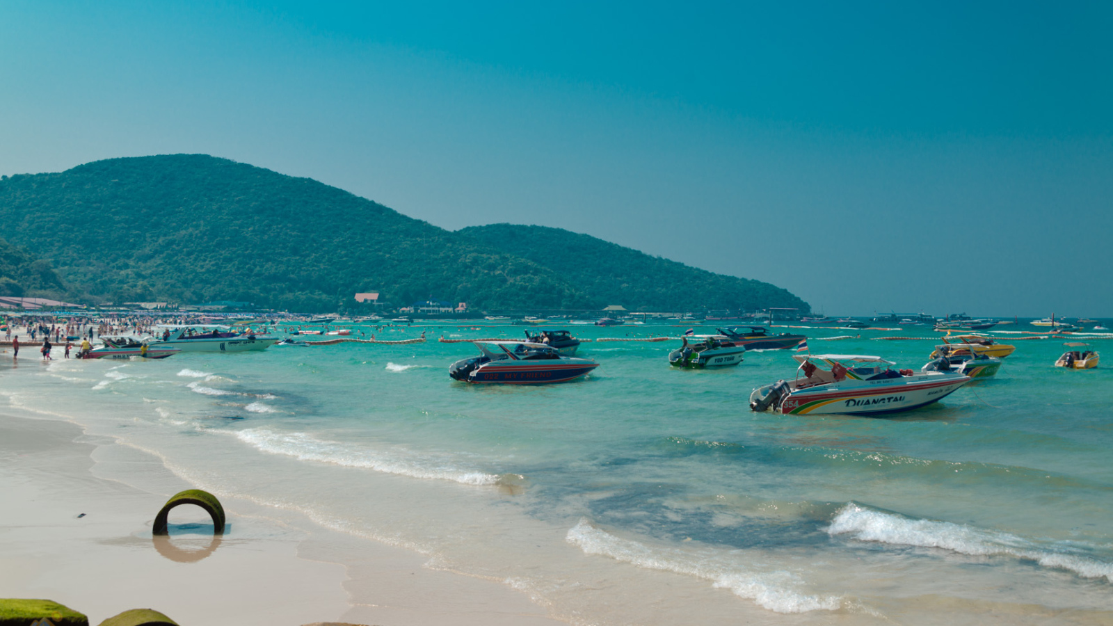 Голубая лагуна на курорте острова Ко Лан, Таиланд