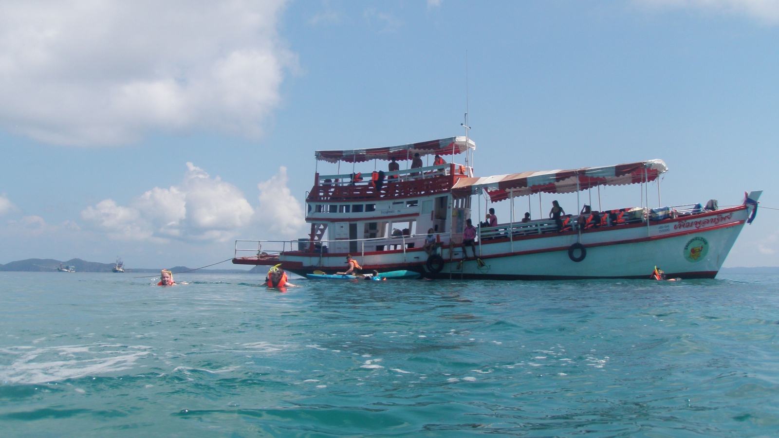 Лодка у побережья на острове Ко Куд, Таиланд