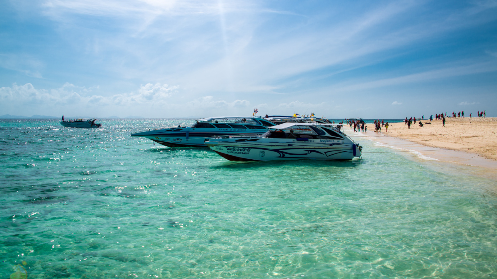 Катера у берега на курорте Краби, Таиланд