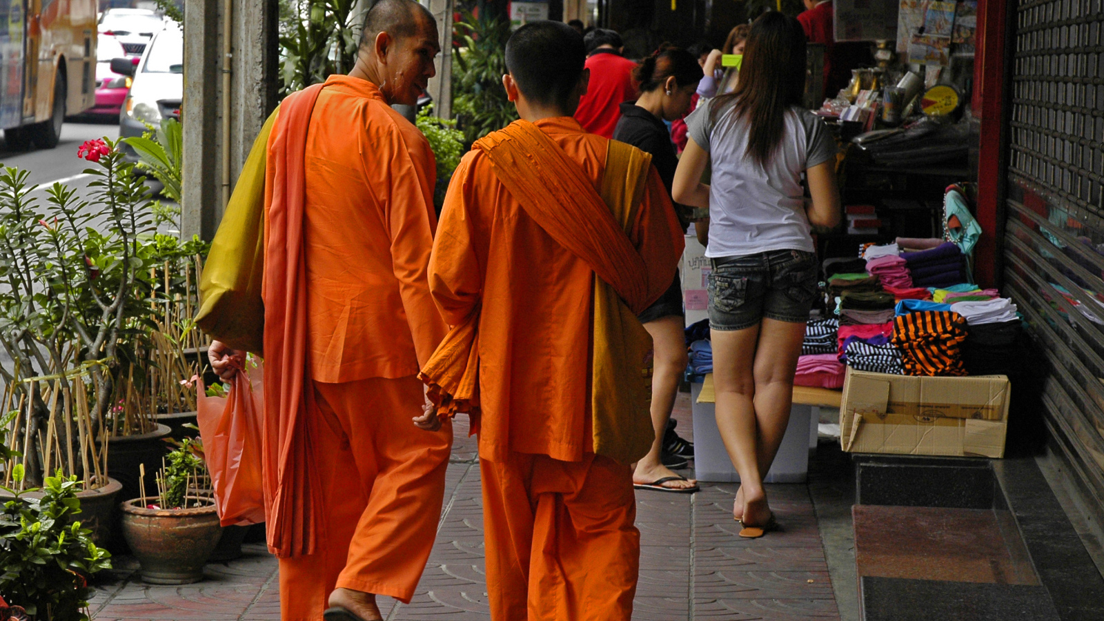 Буддийский монахи на улице в Бангкоке, Таиланд