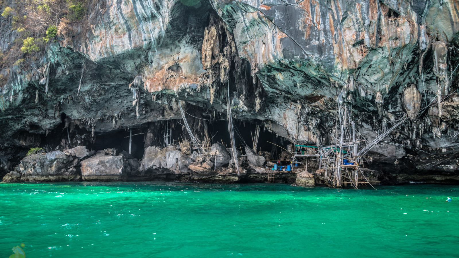 Пещера у берега на курорте острова Ко Лан, Таиланд
