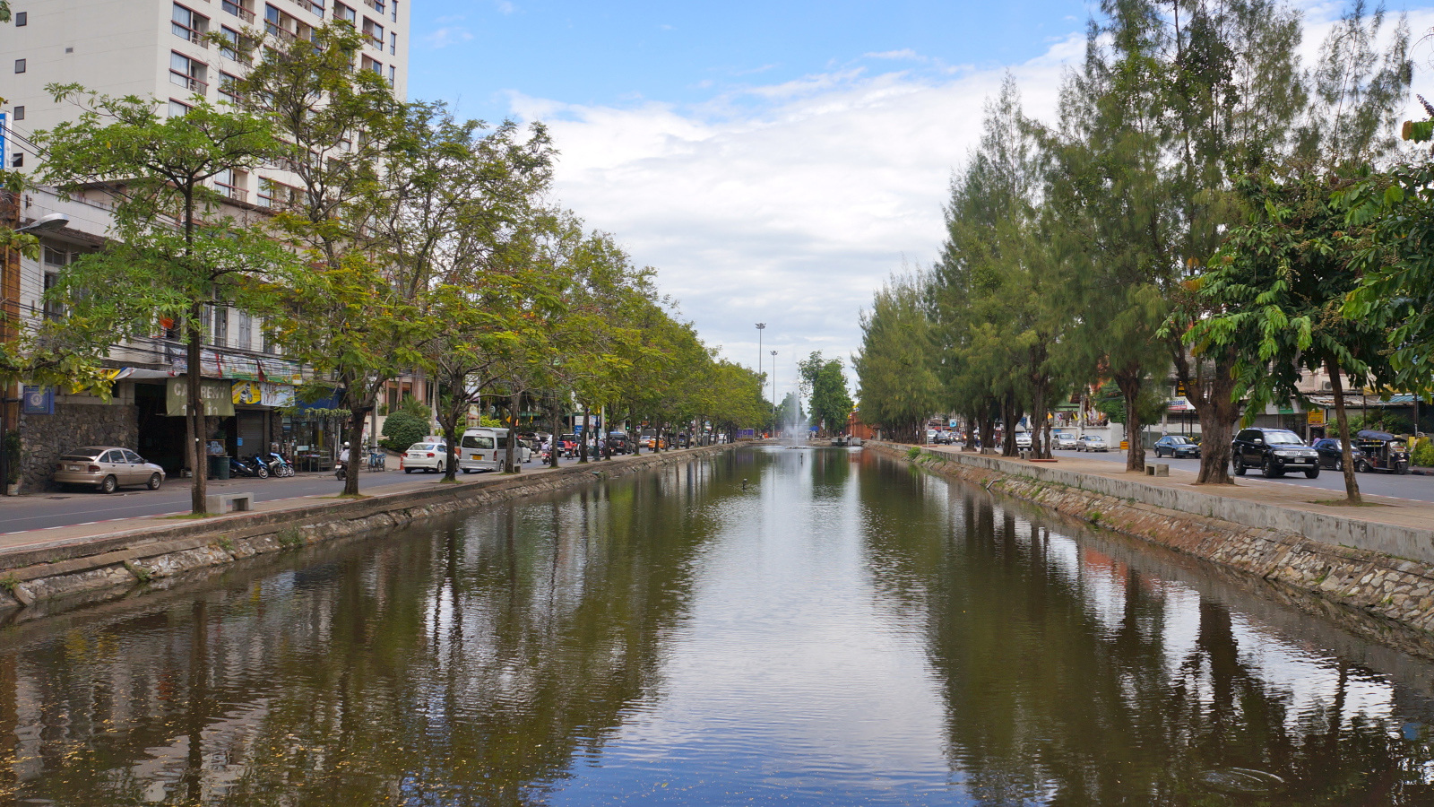 Канал в городе на курорте Чианг Рай, Таиланд