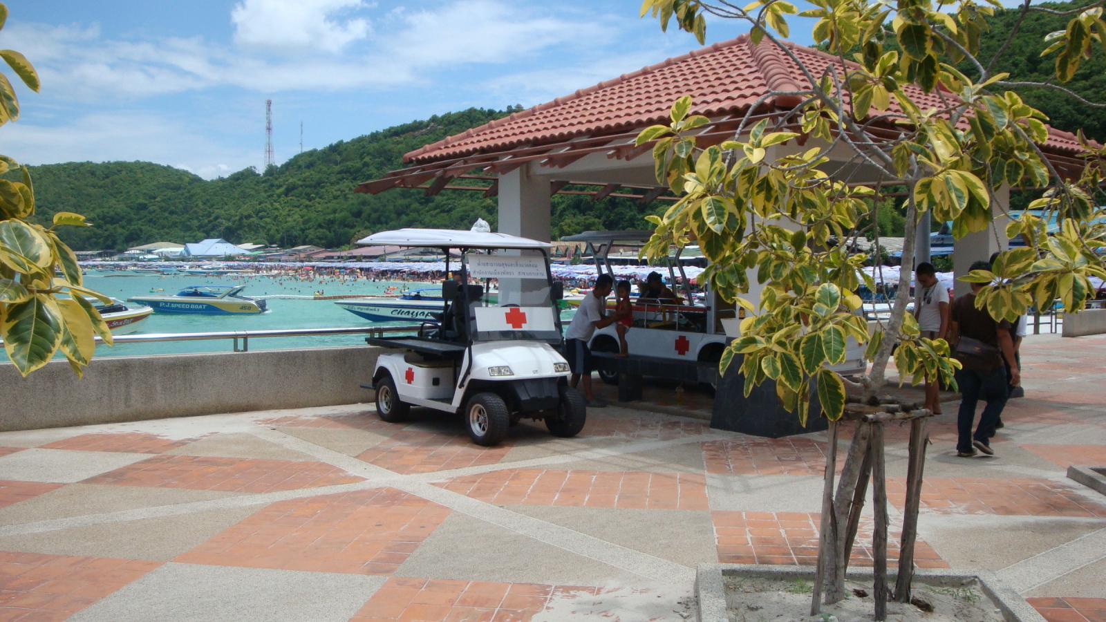 Городские улицы на курорте острова Ко Лан, Таиланд