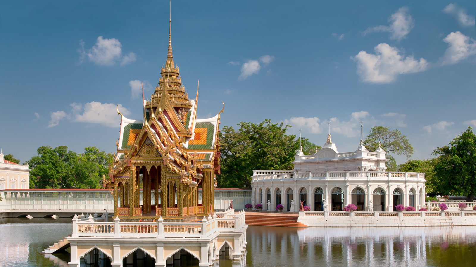 Беседка на воде на курорте Аютайя, Таиланд