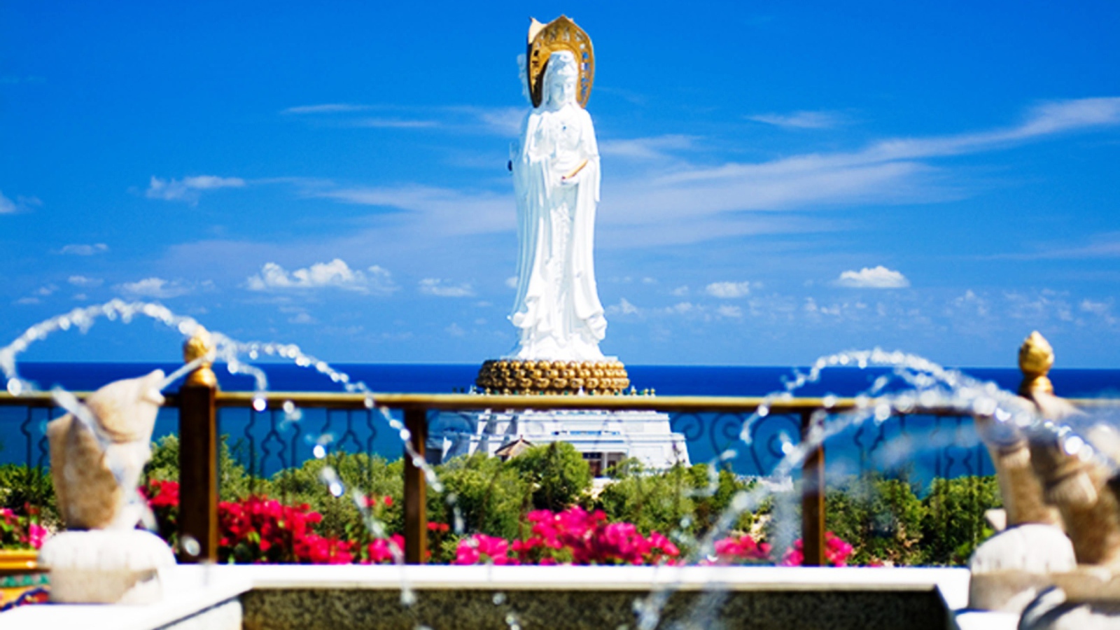 Статуя бога на берегу на острове Самет, Таиланд