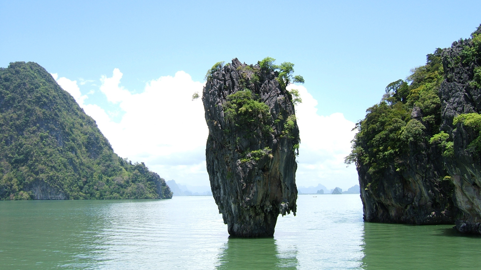 Одинокая скала в заливе в Пхукете, Таиланд