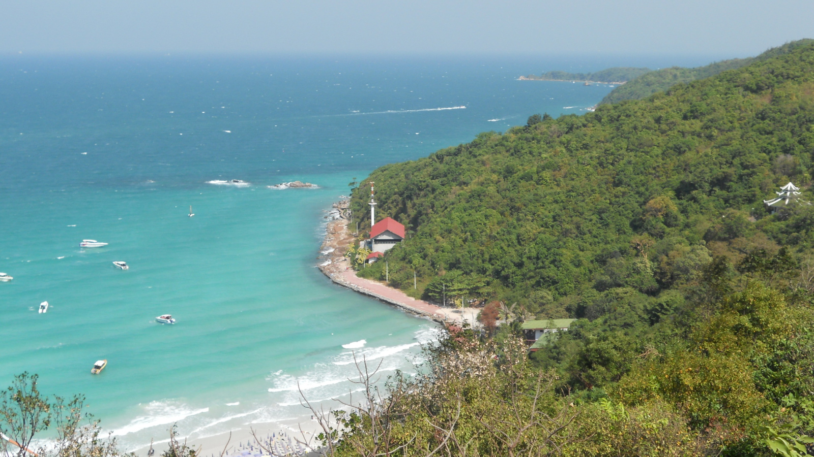 Панорама курорта острова Ко Лан, Таиланд