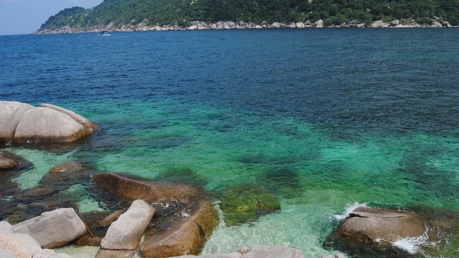 Камни у берега на острове Тао, Таиланд