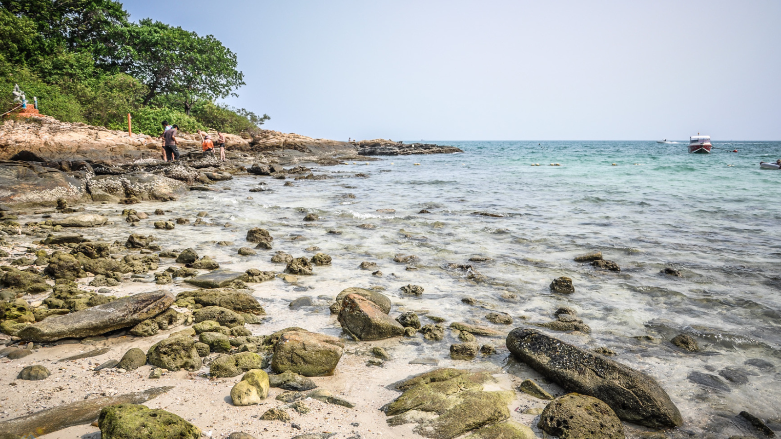 Каменистый берег на острове Самет, Таиланд