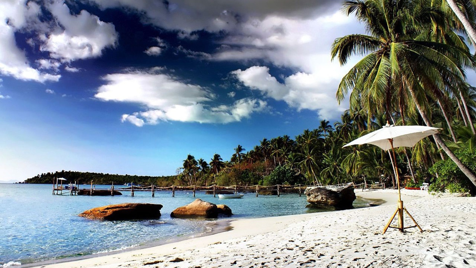 Песчаный пляж на курорте Ча Ам, Таиланд