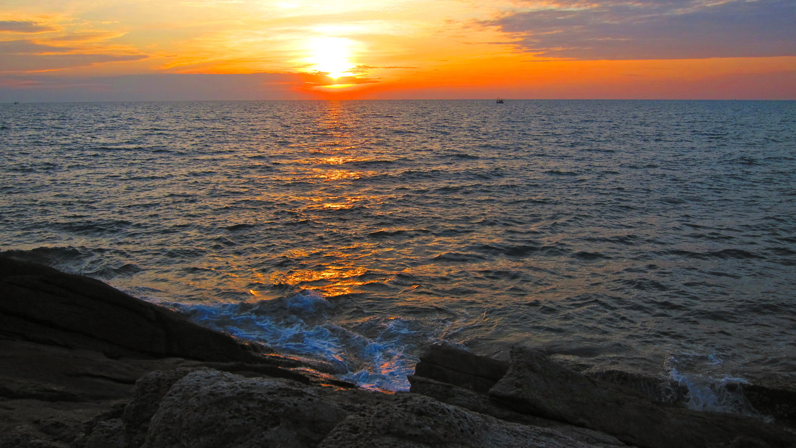 Закат солнца на берегу на острове Самет, Таиланд
