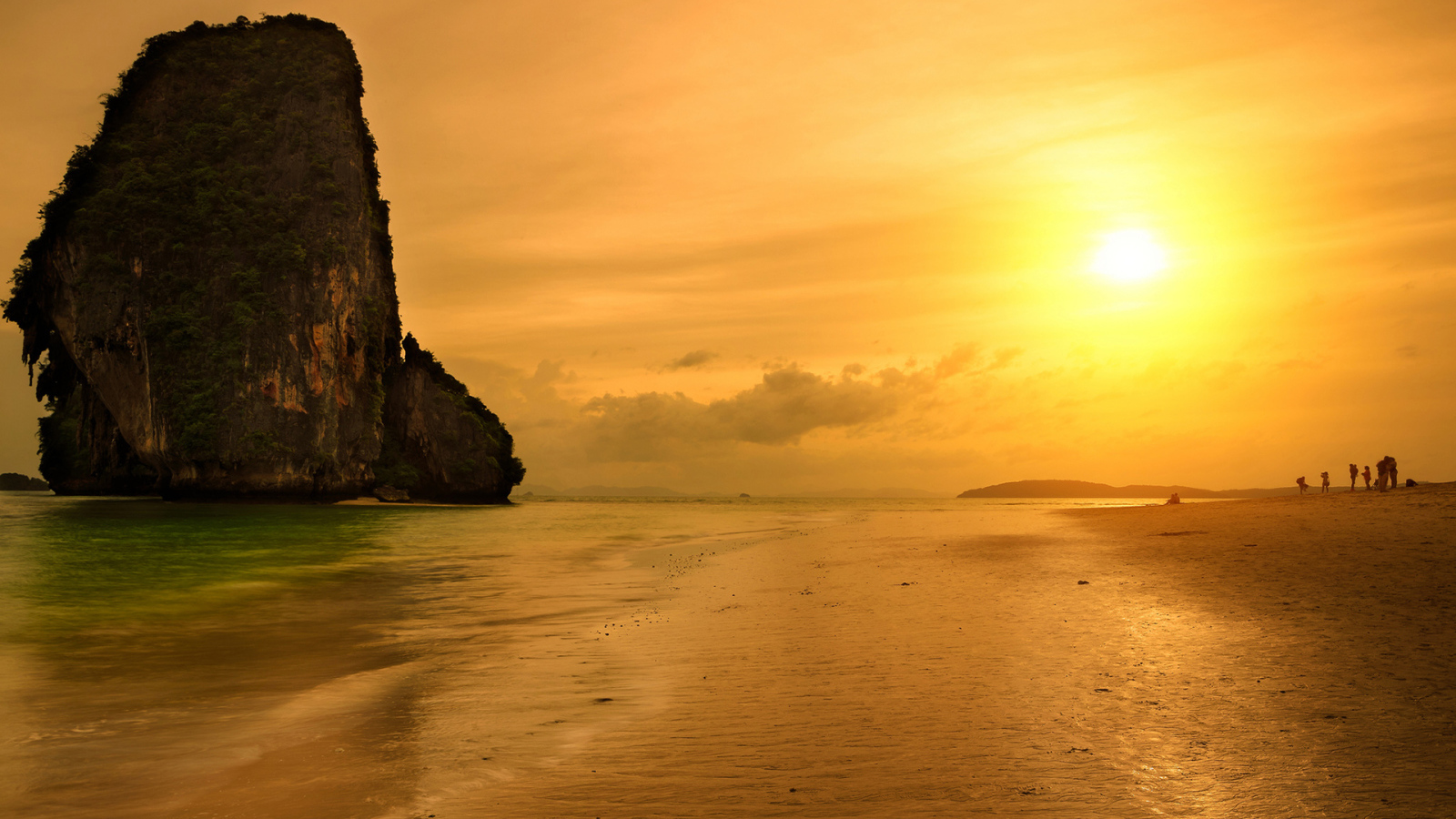 Закат солнца на пляже на курорте Краби, Таиланд