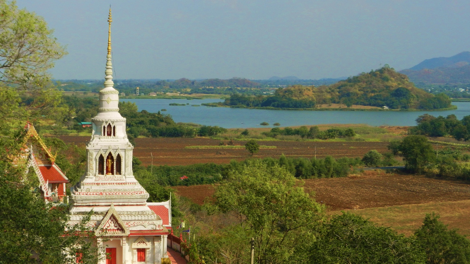 Храм на фоне озера на курорте Лопбури, Таиланд