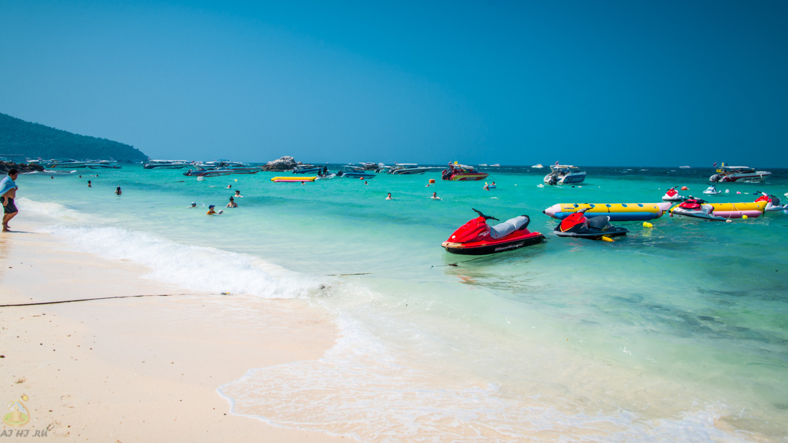 Белый песок на курорте острова Ко Лан, Таиланд