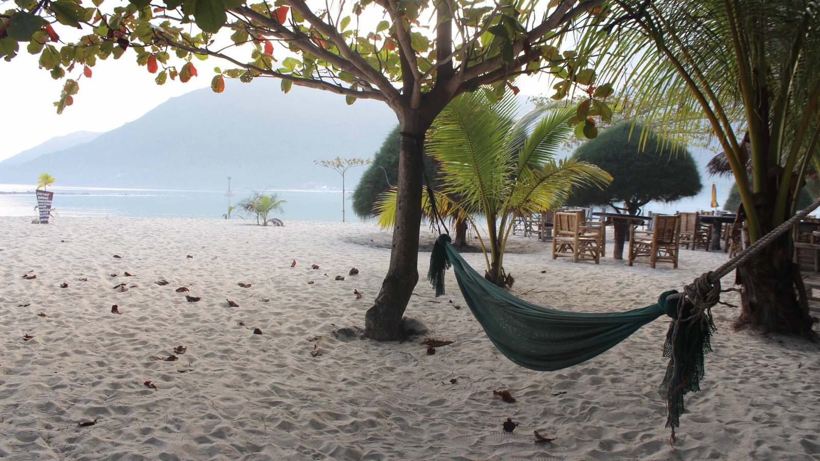 Белый песок на пляже на острове Самуи, Таиланд